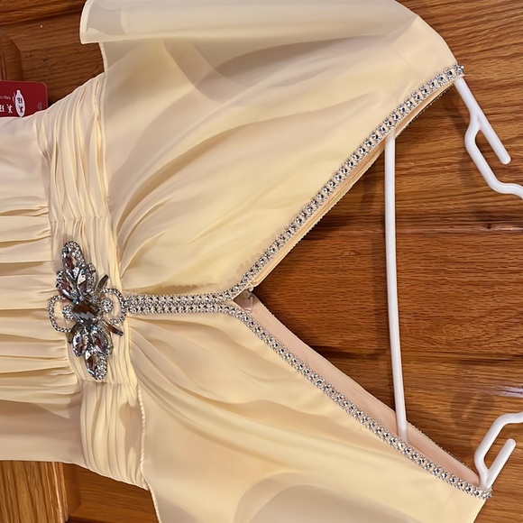 Gown - Picture 5 of 11